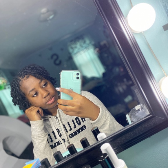 Meet your Posher, Sarah🙃 - Picture 2 of 6